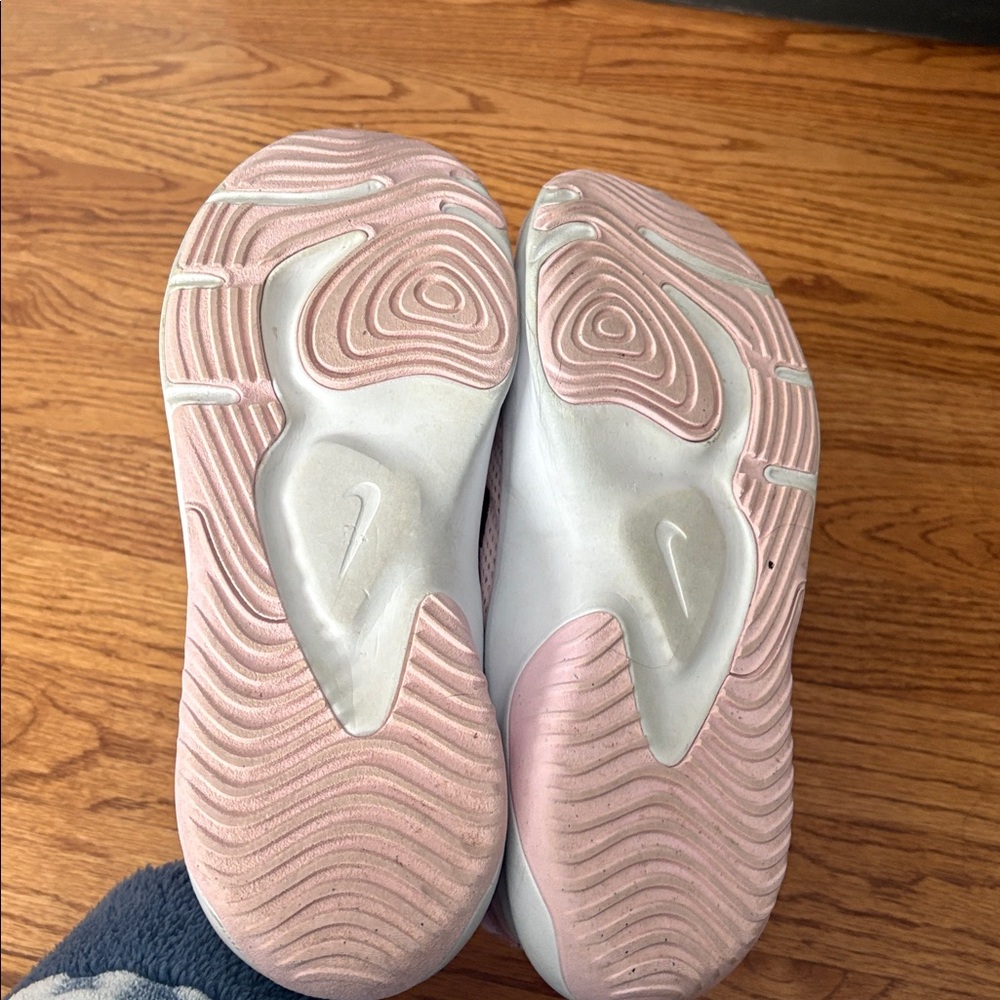 Nike size 8 light pink sneakers - Picture 8 of 9